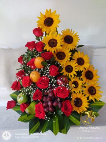 Ramo Frutal con Rosas y Girasoles: Para Ocasiones Especiales