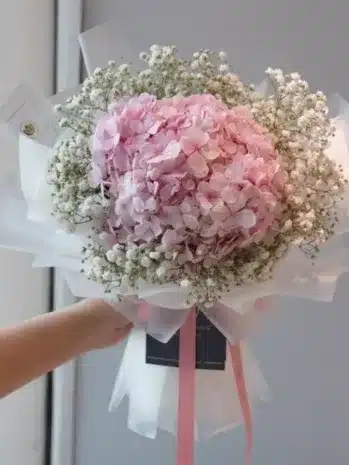 elegante bouquet sobrio de hortensias
