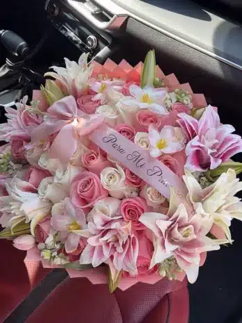 Bouquet Premium de Rosas y Tulipanes · Un Detalle de Buen Gusto