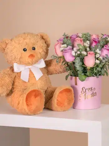 Arreglo Floral con Peluche · Una Dulce Sorpresa