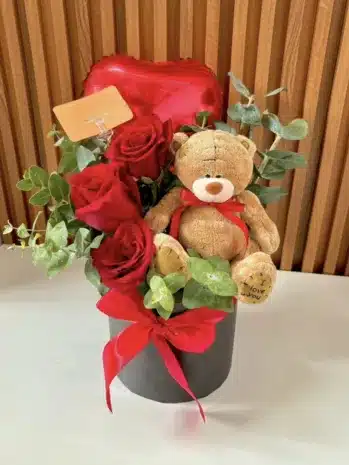 Arreglo Floral Romántico con Peluche