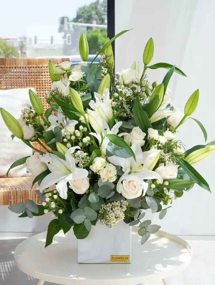 Ramo Floral Elegante con Lirios para Condolencias