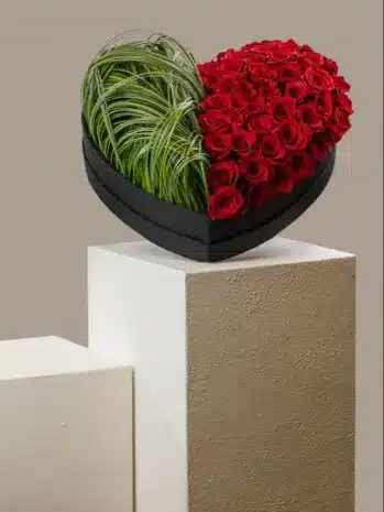 elegante corazon en rosas y follajes para regalar en cualquier ocasión