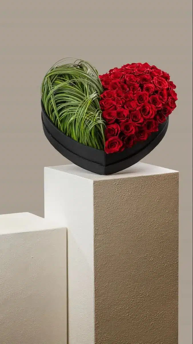 elegante corazon en rosas y follajes para regalar en cualquier ocasión