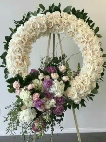 Sofisticada corona fúnebre de rosas y hortensias