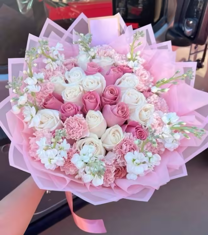 Captura la esencia de cada ocasión especial con fotografía de arreglos florales diseñados para cumpleaños, despedidas, aniversarios, flores para enamorar, grados y nacimientos. En Bucaramanga, Girón, Floridablanca y Piedecuesta, Santander, Colombia, las floristerías ofrecen una variedad de opciones que reflejan emociones y celebraciones. Desde arreglos vibrantes y coloridos para cumpleaños, hasta composiciones elegantes para aniversarios, cada creación floral está pensada para transmitir sentimientos profundos. Las flores románticas son perfectas para enamorar, mientras que los arreglos festivos celebran logros académicos. Además, los suaves y tiernos diseños para nacimientos dan la bienvenida a nuevos comienzos. Cada fotografía resalta la belleza y el significado detrás de las flores, convirtiendo momentos ordinarios en recuerdos extraordinarios