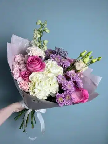 Captura la esencia de cada ocasión especial con fotografía de arreglos florales diseñados para cumpleaños, despedidas, aniversarios, flores para enamorar, grados y nacimientos. En Bucaramanga, Girón, Floridablanca y Piedecuesta, Santander, Colombia, las floristerías ofrecen una variedad de opciones que reflejan emociones y celebraciones. Desde arreglos vibrantes y coloridos para cumpleaños, hasta composiciones elegantes para aniversarios, cada creación floral está pensada para transmitir sentimientos profundos. Las flores románticas son perfectas para enamorar, mientras que los arreglos festivos celebran logros académicos. Además, los suaves y tiernos diseños para nacimientos dan la bienvenida a nuevos comienzos. Cada fotografía resalta la belleza y el significado detrás de las flores, convirtiendo momentos ordinarios en recuerdos extraordinarios