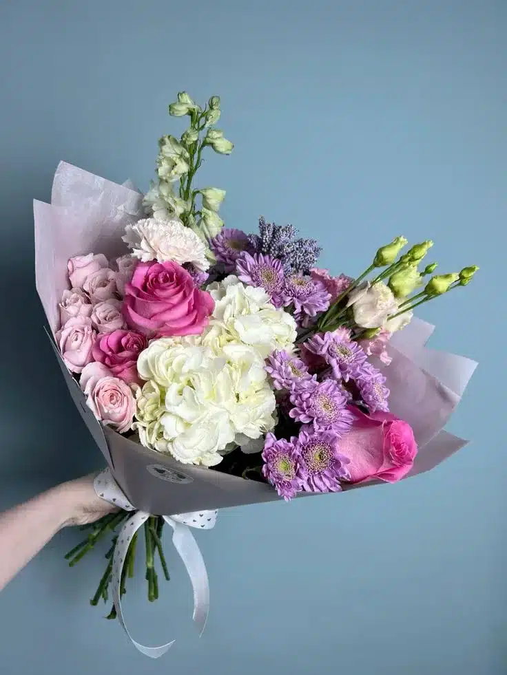Captura la esencia de cada ocasión especial con fotografía de arreglos florales diseñados para cumpleaños, despedidas, aniversarios, flores para enamorar, grados y nacimientos. En Bucaramanga, Girón, Floridablanca y Piedecuesta, Santander, Colombia, las floristerías ofrecen una variedad de opciones que reflejan emociones y celebraciones. Desde arreglos vibrantes y coloridos para cumpleaños, hasta composiciones elegantes para aniversarios, cada creación floral está pensada para transmitir sentimientos profundos. Las flores románticas son perfectas para enamorar, mientras que los arreglos festivos celebran logros académicos. Además, los suaves y tiernos diseños para nacimientos dan la bienvenida a nuevos comienzos. Cada fotografía resalta la belleza y el significado detrás de las flores, convirtiendo momentos ordinarios en recuerdos extraordinarios