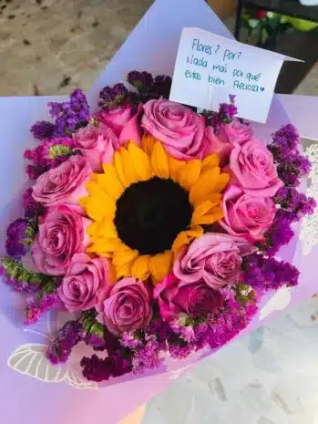 Compra hermosos ramos de rosas rosadas y girasoles en Bucaramanga. Diseño elegante con follajes, papel coreano y moño de satín. Perfecto para transmitir amor y alegría.