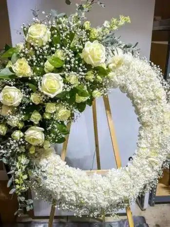Elegante corona fúnebre, flores para condolencia, ramos para funeral.