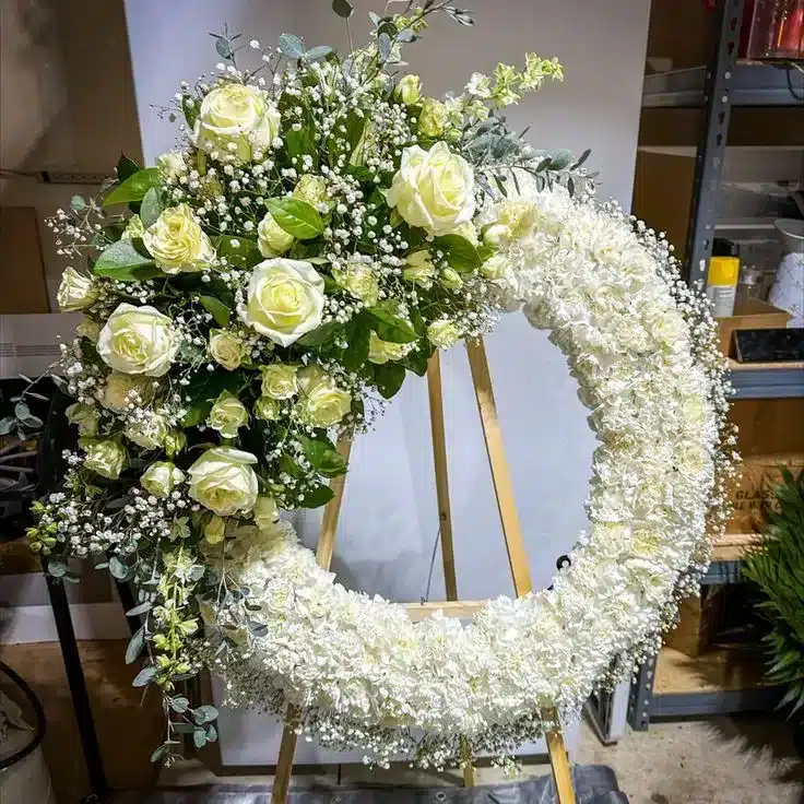 Elegante corona fúnebre, flores para condolencia, ramos para funeral.