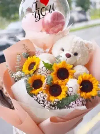 Bouquet tipo manual de flores, girasoles, peluche, globo burbuja. floristería Exotic Flowers en Bucaramanga