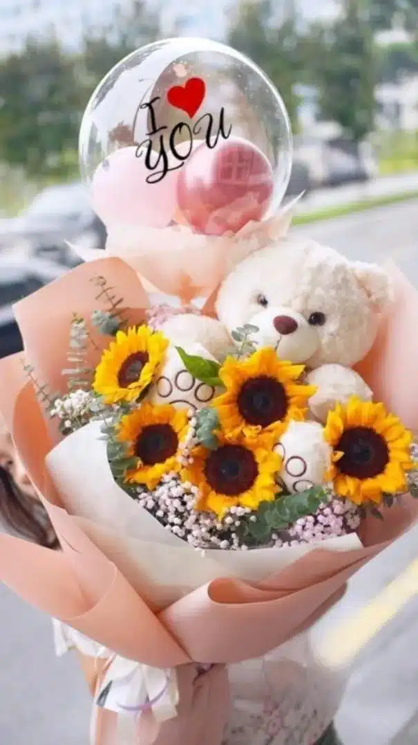 Bouquet tipo manual de flores, girasoles, peluche, globo burbuja. floristería Exotic Flowers en Bucaramanga