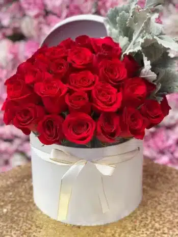 Elegante caja de rosas en Piedecuesta, perfecta para aniversarios y ocasiones especiales.