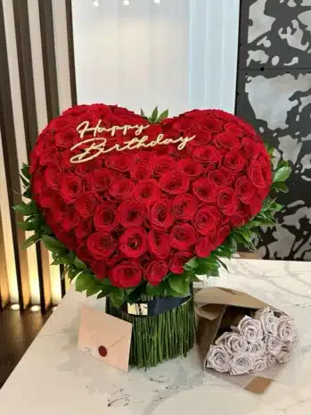 Ramo premium en forma de corazón con rosas frescas, disponible en Bucaramanga para ocasiones especiales.