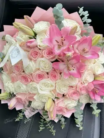 Elegante bouquet de rosas y lirios en floristería Exotic Flowers en Piedecuesta, ideal para ocasiones especiales
