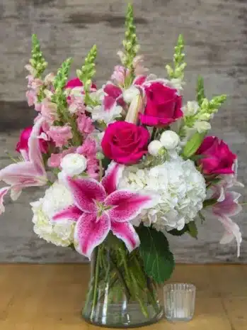 Ramo de flores en jarrón con rosas blancas, lirios y hortensias fucsias, ideal para celebrar a mamá. floristería exotic flowers en bucaramanga con entregas a domicilio en toda area metropolitana