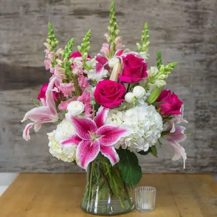 Ramo de flores en jarrón con rosas blancas, lirios y hortensias fucsias, ideal para celebrar a mamá. floristería exotic flowers en bucaramanga con entregas a domicilio en toda area metropolitana