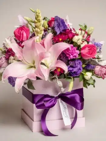 Ramo de rosas y lirios, ideal para el Día de la Madre y otras ocasiones especiales. exotic flowers