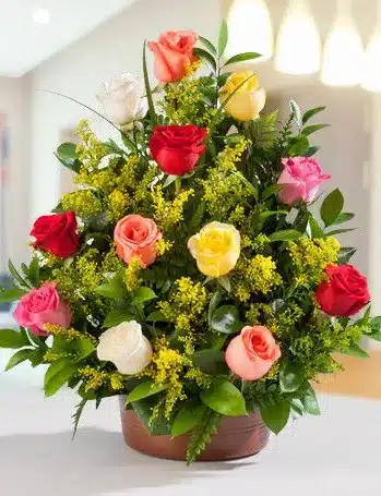 Ramo de flores frescas y vibrantes de Exotic Flowers, la floristería en Bucaramanga, perfecto para regalar en fechas especiales como el Día de la Madre. Este hermoso arreglo floral incluye una variedad de rosas, lirios y margaritas, combinando colores brillantes que transmiten amor y alegría. Ideal para expresar tus sentimientos en ocasiones memorables, este ramo es un símbolo de aprecio y gratitud hacia esa persona especial. Sorprende a mamá con un regalo que iluminará su día y llenará su corazón de felicidad.
