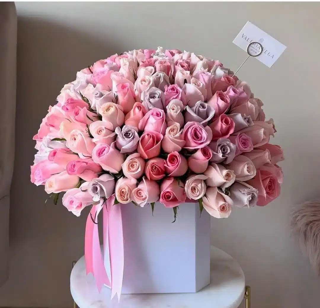 Ramo de 150 rosas frescas y seleccionadas en colores rosado y lila pastel pasteles para regalar a mamá. floristería exotic flowers bucaramanga