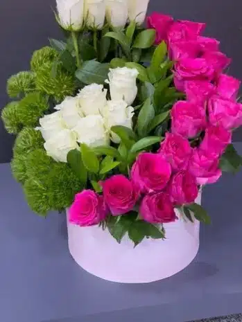 hermoso ramo de rosas blancas fucsias para regalar en aniversarios ocumpleaños