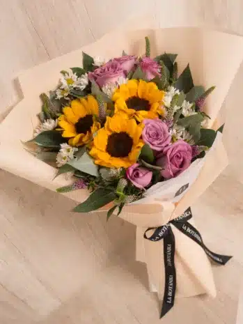 Arreglo Floral de Rosas y Girasoles · Una Forma Bonita de Sorprender
