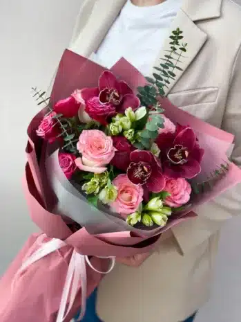 Ramo manual tipo bouquet en rosas y orquideas para regalo, cumpleaños, aniversarios, . Floristería Exotic Flowers