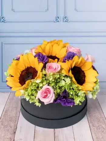 Regala hermoso ramo de girasoles, hortensias y rosas.