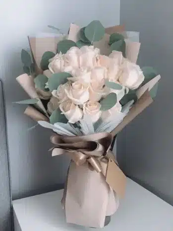 ramo de rosas blancas tipo bouquet para regalar en cumpleaños o ocasiones especiales. floristería exotic flowers Bucaramanga.