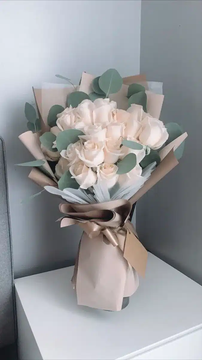 ramo de rosas blancas tipo bouquet para regalar en cumpleaños o ocasiones especiales. floristería exotic flowers Bucaramanga.