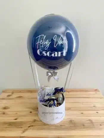 Desayuno sorpresa decorado para el Día del Padre con globo, chocolates y detalles especiales.