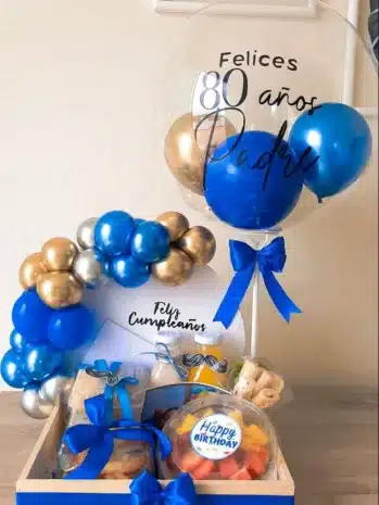 Desayuno sorpresa con torta, chocolates y detalles especiales para celebraciones.
