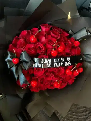 Bouquet Romántico de Rosas · Te Juro Que de Mi Mente no Sales