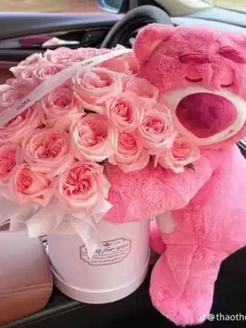 Dulce Sorpresa: Hermosa Caja de Flores y Peluche