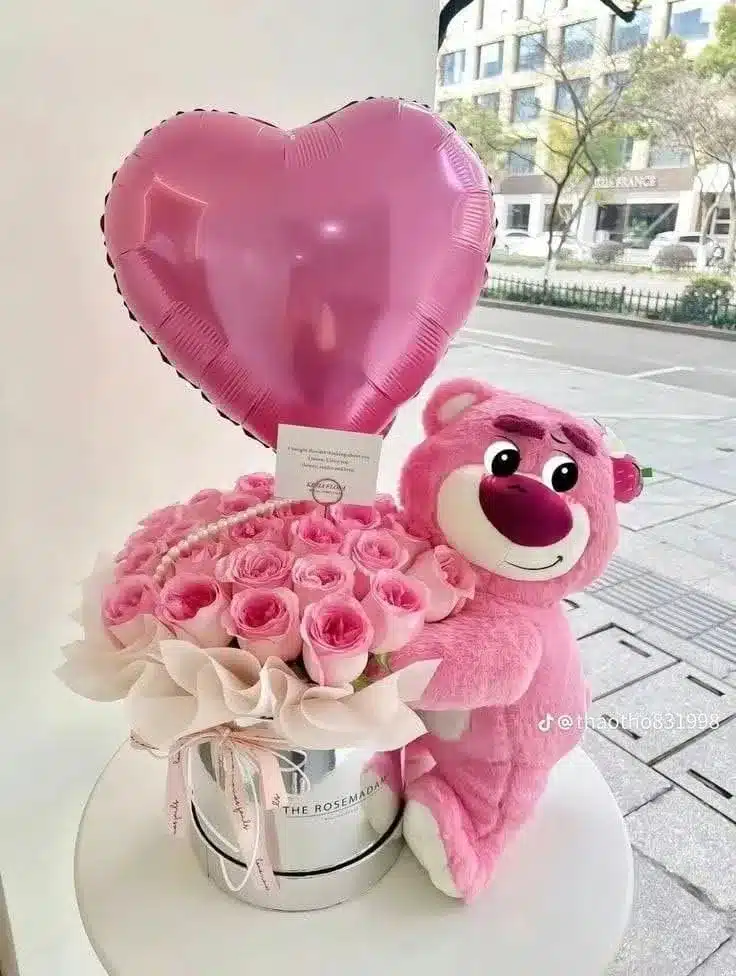 Arreglo floral encantador con rosas frescas, peluche y globo, ideal para regalar en momentos especiales.
