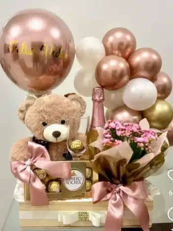 Arreglo floral, con peluche y chocolates. Entregas a domicilio Floristeria Exotic Flowers Bucaramanga.