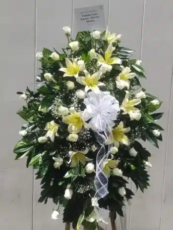 Arreglo Floral para Condolencias en Lirios y Follajes Verdes