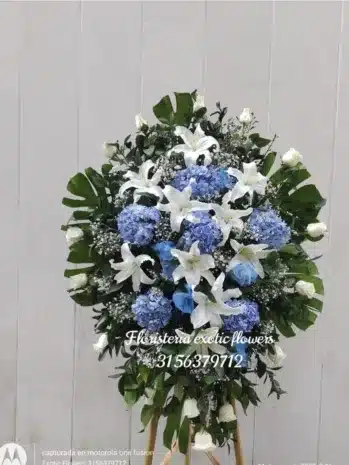 Ramo Floral Pedestal con Hortensias Azules: Un Símbolo de Belleza y Serenidad