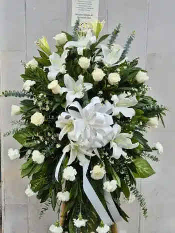 Arreglo floral tipo pedestal fúnebre de Exotic Flowers Bucaramanga, perfecto para ceremonias conmemorativas.