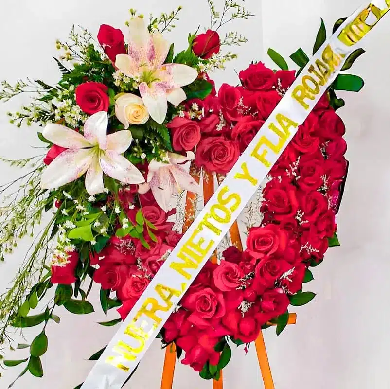 Ramo de flores tipo corona, para funeral. Floristería Exotic Flowers Bucaramanga.