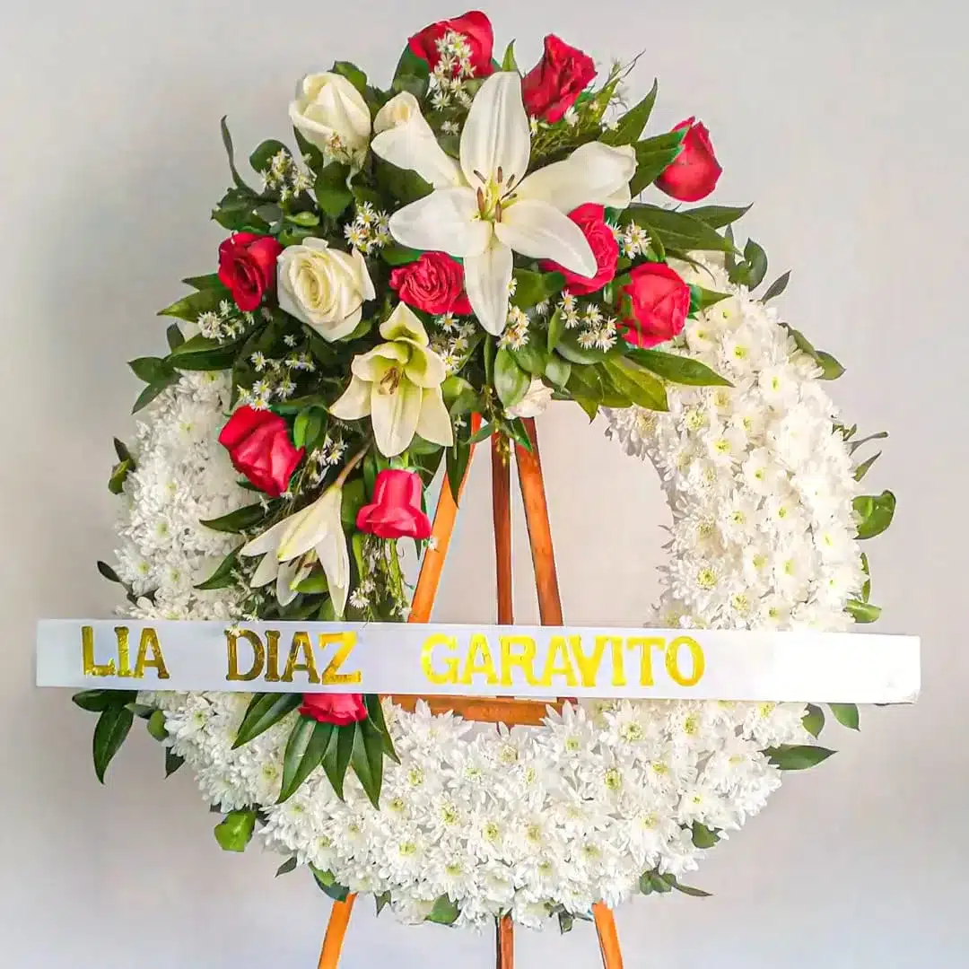 Ramo de flores tipo corona, para funeral. Floristería Exotic Flowers Bucaramanga.