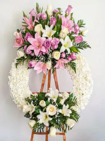 Ramo de flores tipo corona, para funeral. Floristería Exotic Flowers Bucaramanga.