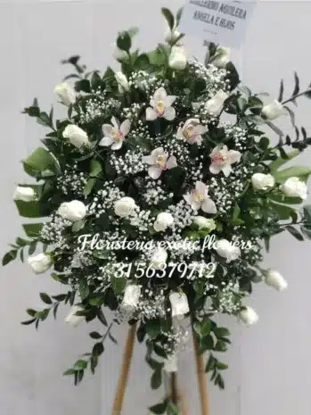 Ramo de flores pedestal fúnebre con orquídeas de Exotic Flowers Bucaramanga, perfecto para ceremonias conmemorativas.