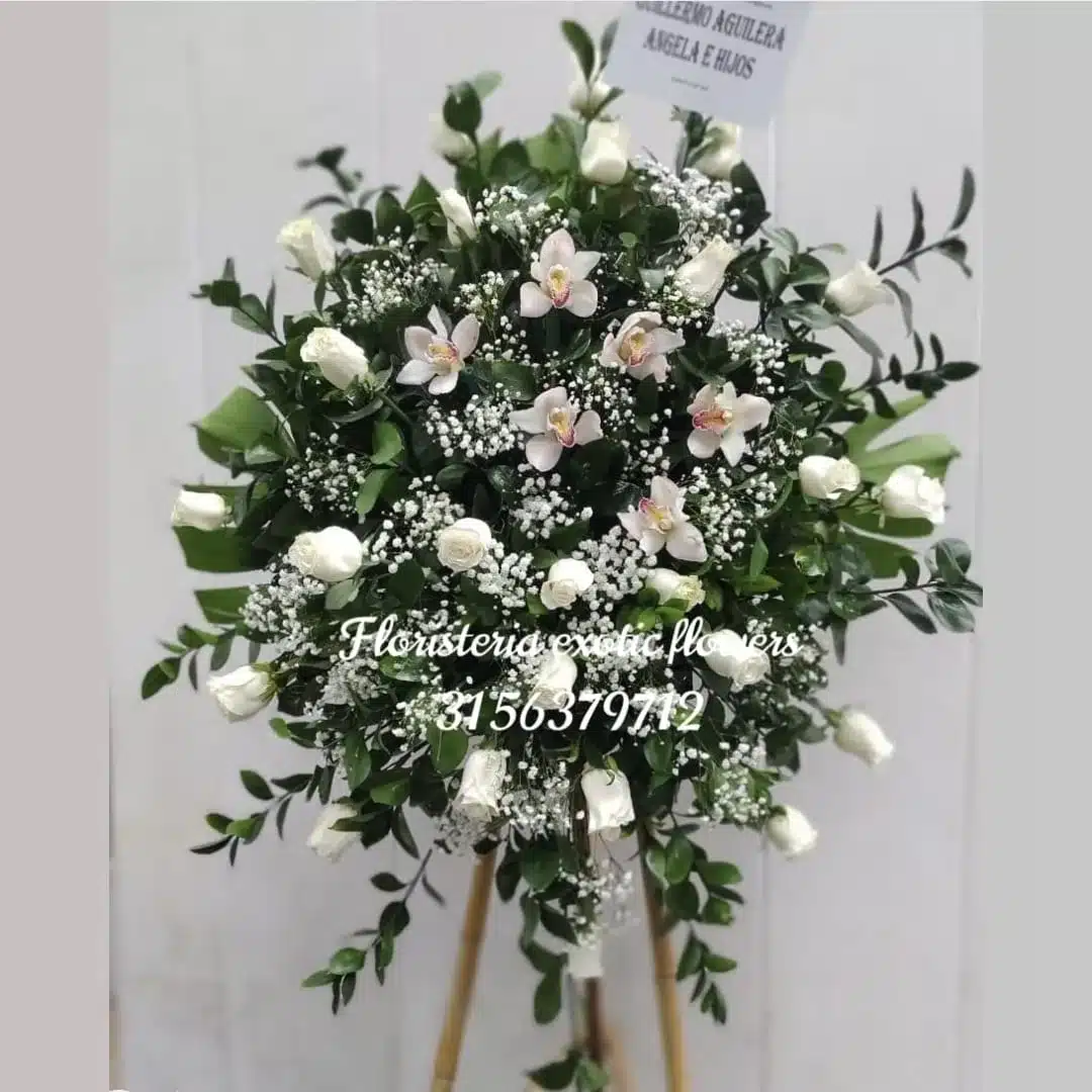 Ramo de flores pedestal fúnebre con orquídeas de Exotic Flowers Bucaramanga, perfecto para ceremonias conmemorativas.
