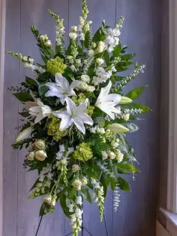Ramo de flores para condolencias de Exotic Flowers Bucaramanga, perfecto para ceremonias de despedida.