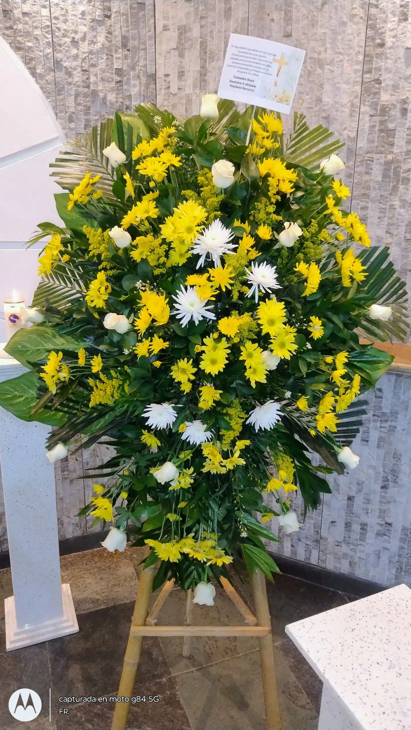 Ramo pedestal fúnebre con flores amarillas de Exotic Flowers Bucaramanga, perfecto para ceremonias conmemorativas.