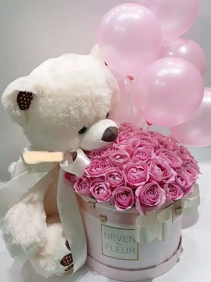 Regalo de flores con peluche y globos en Bucaramanga. para enamorar, sorprender en una fecha especial, entregas a domicilio en Bucaramanga y area metropolitana. Floristería Exotic Flowers