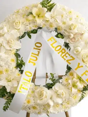Ramo de flores tipo corona, para funeral. Floristería Exotic Flowers Bucaramanga.