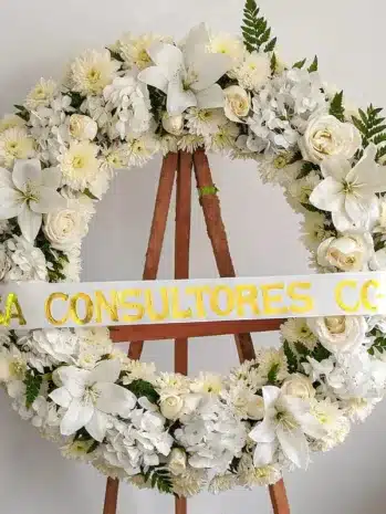 Ramo de flores tipo corona, para funeral. Floristería Exotic Flowers Bucaramanga.